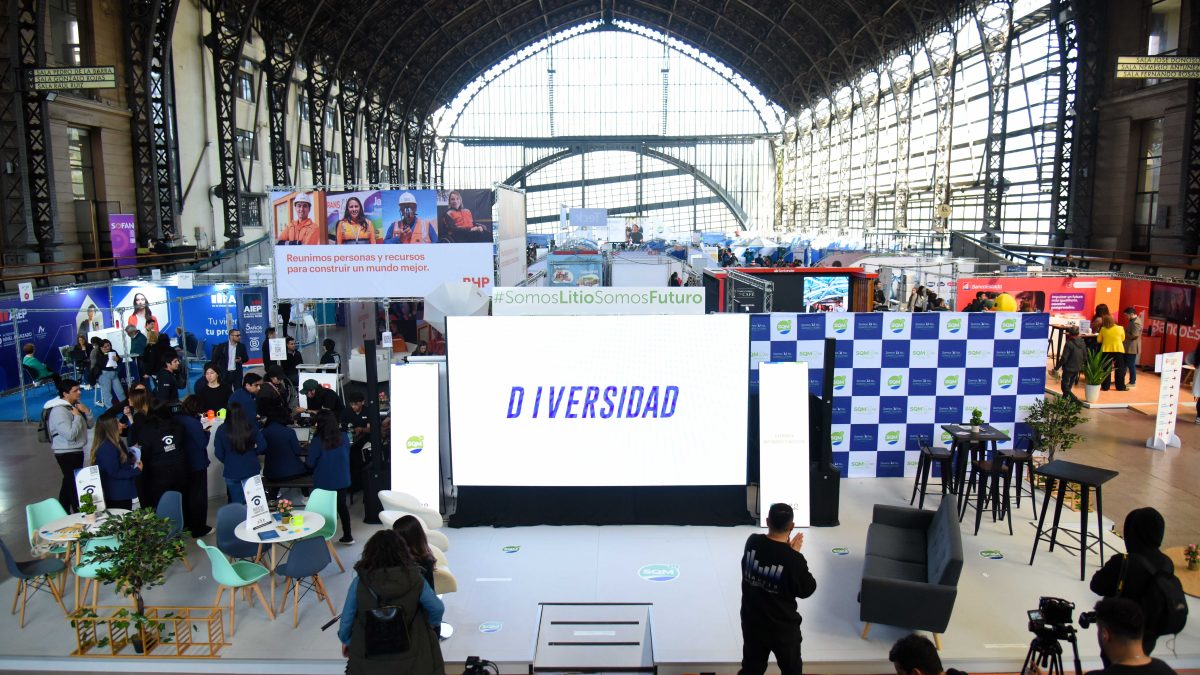 Imagen con vista general de los stands de la Feria en Estación Mapocho
