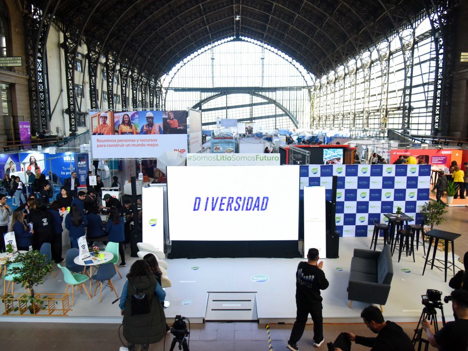 Imagen con vista general de los stands de la Feria en Estación Mapocho