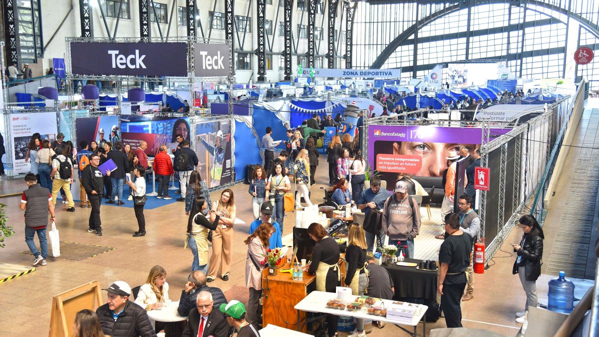 Vista general del Centro Cultural Estación Mapocho. Se aprecian stands de múltiples empresas como SQM Litio, Teck y BHP, además de personas caminando por los pasillos y visitando los stands de la Expo Inclusión 2025.