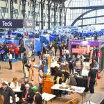 Vista general del Centro Cultural Estación Mapocho. Se aprecian stands de múltiples empresas como SQM Litio, Teck y BHP, además de personas caminando por los pasillos y visitando los stands de la Expo Inclusión 2025.
