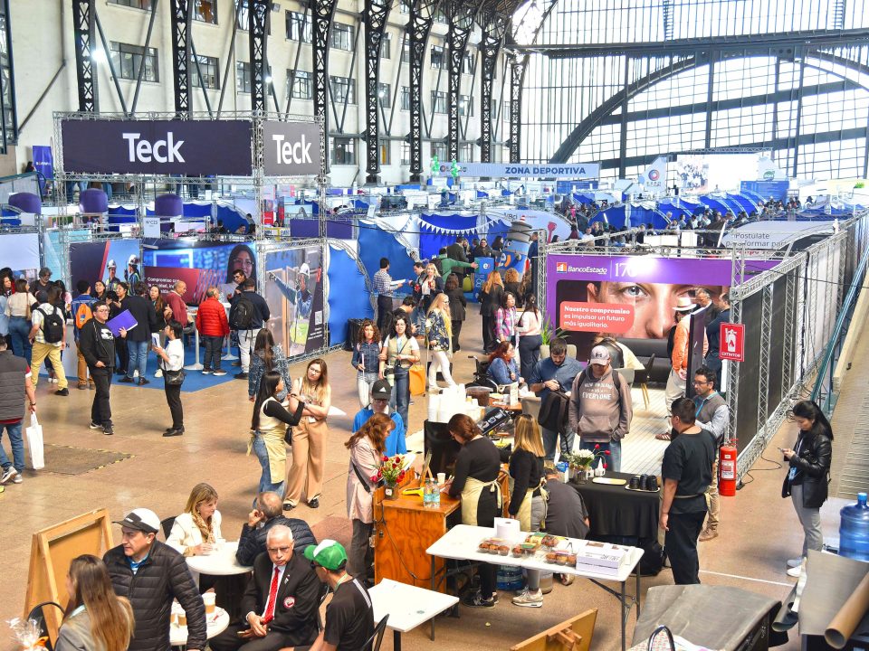 Vista general del Centro Cultural Estación Mapocho. Se aprecian stands de múltiples empresas como SQM Litio, Teck y BHP, además de personas caminando por los pasillos y visitando los stands de la Expo Inclusión 2025.