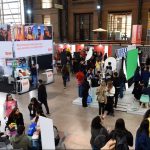 Personas caminando entre los stands de Expo Inclusión 2025