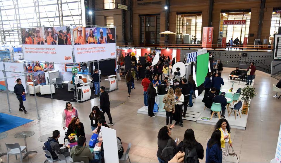 Personas caminando entre los stands de Expo Inclusión 2025